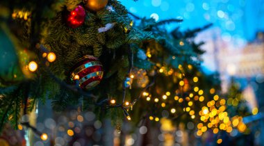 Gece vakti parlayan Noel ağacı. Noel, kış, yeni yıl konsepti. Boşluğu kopyala.