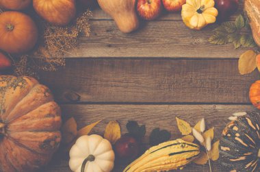 Sağlıklı organik sebze çerçeve. Çiftlik taze sebze ve meyve üst görünümü. Ahşap yüzey üst görünümünde ot mutfak bahçesi ile Hasat sebze. Vegan gıda natürmort.