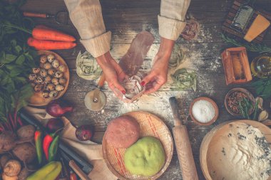 Pişirme ev yapımı makarna yapma süreci. Şef taze İtalyan geleneksel makarna yapmak. Düz yatıyordu. Üst te. Çerçeve. Rustik stil, tonlu görüntü.