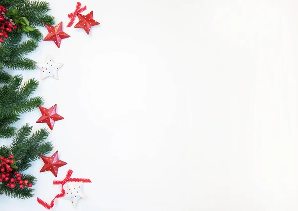 メリークリスマスとハッピーホリデーグリーティングカード フレーム バナー クリスマスの赤いギフトは 暗い背景上のビューに提示します 冬の休日のクリスマスのテーマ ノエル平面 コピースペース — ストック写真