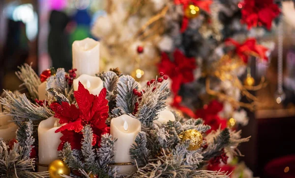 クリスマスや新年はまだ装飾品で生活します 冬の装飾の背景にクリスマスCのお祝いの装飾 クリスマスと新年の休日の背景 ヴィンテージカラートーン — ストック写真
