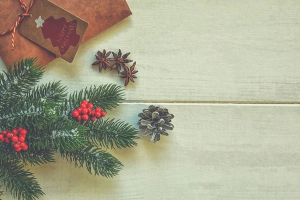 Kırsal arka plan manzaralı el yapımı Noel hediyesi. Mutlu Noeller tebrik kartı. Kış Xmas bayramı teması. - Mutlu yıllar. Düz yat, boşluğu kopyala.