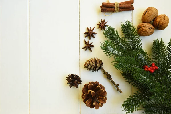 Decorações Natal Ramos Árvores Coníferas Com Decorações Contexto Madeira Flat — Fotografia de Stock