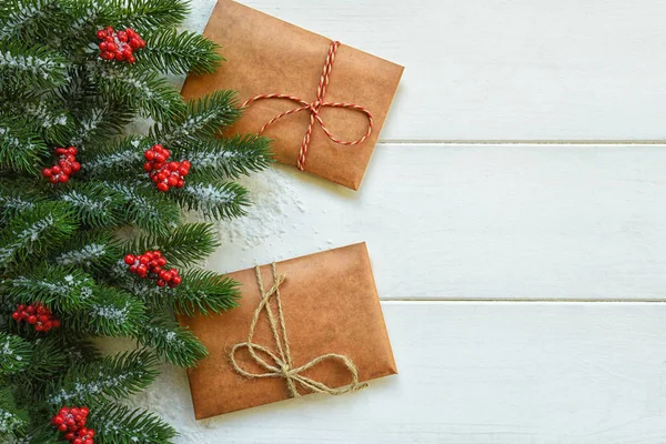 Kırsal arka plan manzaralı el yapımı Noel hediyesi. Mutlu Noeller tebrik kartı. Kış Xmas bayramı teması. - Mutlu yıllar. Düz yat, boşluğu kopyala.