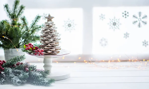 Det Handgjorda Ätbara Pepparkaksbrödet Och Nyårsträdet Med Dekoration Pepparkakor Över — Stockfoto