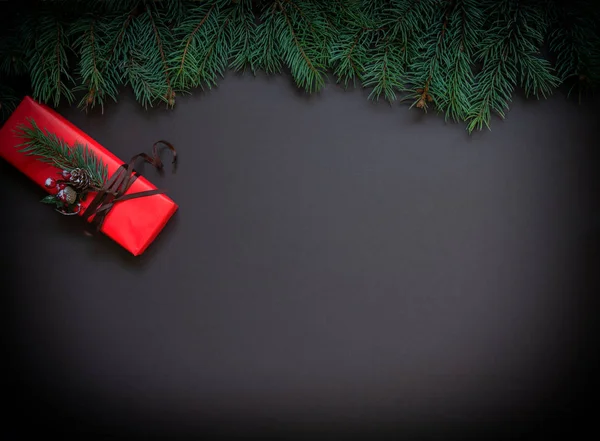 Bodegón Navidad Caja Regalo Con Decoración Roja Sobre Fondo Oscuro — Foto de Stock