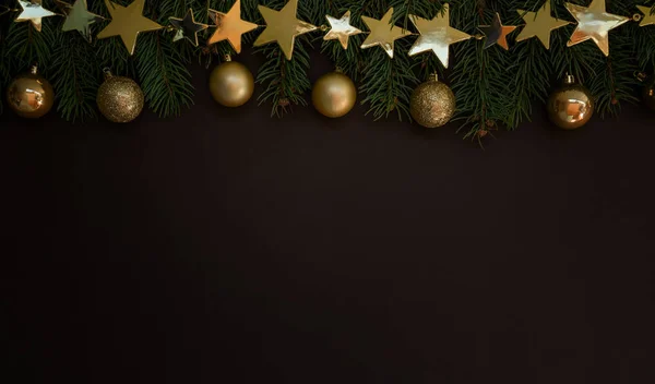 Julebaggrund Med Festlig Dekoration Grene Nåletræer Med Gulddekorationer Glædelig Jul - Stock-foto