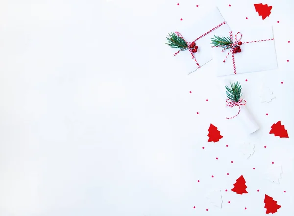 Composición Navideña Regalo Navidad Decoración Ramas Abeto Sobre Fondo Claro — Foto de Stock