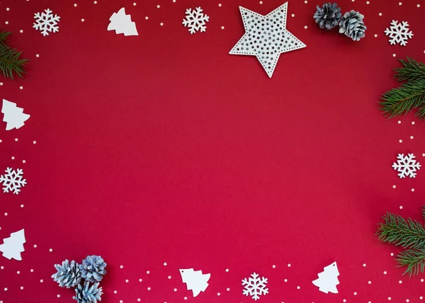 Marco Navidad Sobre Rojo Compuesto Ramas Abeto Fresco Adornos Blanco — Foto de Stock