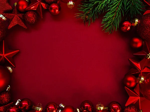 赤いクリスマスボールとコピースペースと赤い背景の星の装飾 新年の挨拶カード テキストのコピースペースを持つトップビュー — ストック写真