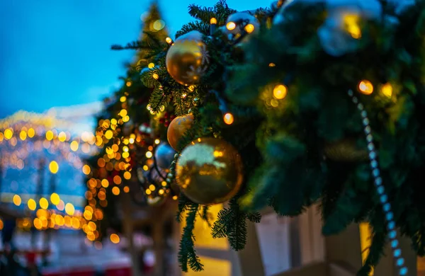クリスマスの輝く背景 クリスマスライト休日明滅火花と新年抽象的な輝きの背景に焦点を当てた ブラーボケ テキストのスペースをコピー — ストック写真
