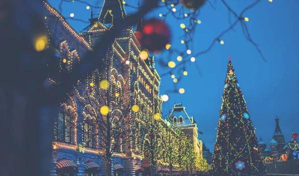 Kış tatillerinde sokak dekorasyonu. Parlak çelenk ışıkları. Büyüleyici bir atmosfer. Bulanık arka plan şehir sokağı Noel ışıklarıyla.