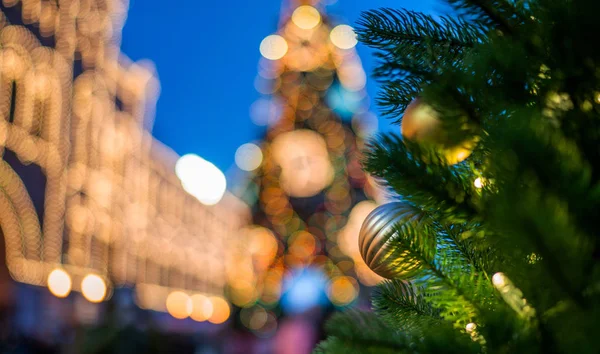 Kış tatillerinde sokak dekorasyonu. Parlak çelenk ışıkları. Büyüleyici bir atmosfer. Bulanık arka plan şehir sokağı Noel ışıklarıyla.