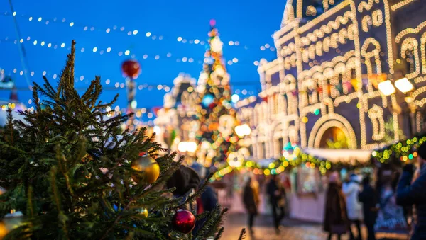 Geleneksel Noel pazarı. Kış günü açık hava fuarı. Noel ve Yeni Yıl tatili geçmişi. Klasik renk tonu.