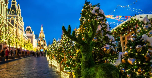 Mükemmel bir Noel havası için muhteşem renkli bir Noel ağacı. Noel ve Yeni Yıl tatilleri.