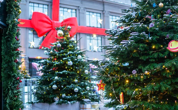 Şehir merkezindeki Noel süslemeleri. Bulanık arka plan şehir sokağı. Tatil kavramı.