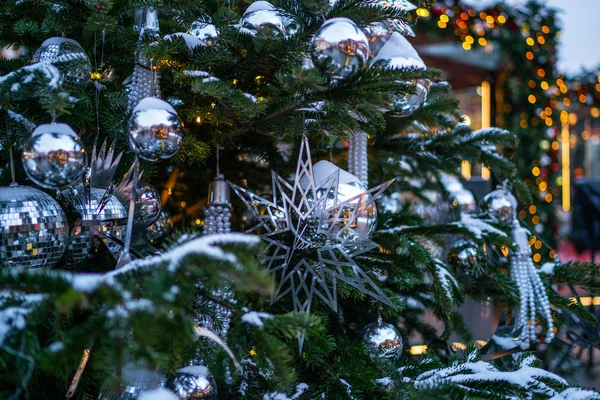 Χριστουγεννιάτικο Φόντο Χριστουγεννιάτικο Δέντρο Όμορφη Ασημένια Γιορτινή Διακόσμηση Χριστουγεννιάτικο Πρωινό — Φωτογραφία Αρχείου