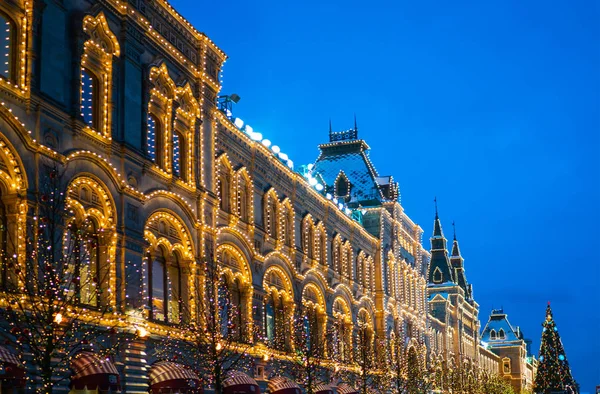 Avrupa şehir caddesindeki bir binanın önünde Noel süslemeleri olan şık çelenk ışıkları. Kış tatillerinde sokak dekorasyonu.