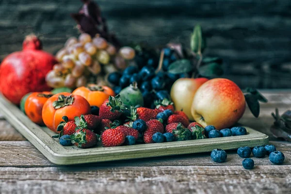 Gesunde Früchte Jahrgangsschale Gefüllt Mit Erdbeeren Blaubeeren Äpfeln Trauben Kaki — Stockfoto