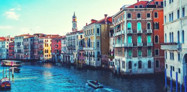 Kanalı tekneler ve gondol Venedik, İtalya'nın görünümü. Venedik Avrupa'nın popüler bir turistik yer.