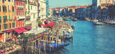 Sabah Venedik 'teki geleneksel su kanalının güzel manzarası. Motorlu tekne suyuyla kanalı seyret. Resimli manzara..