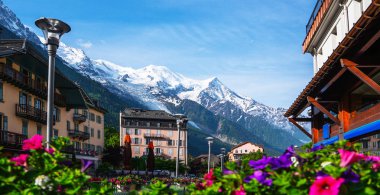 Chamonix Fransa Alpler inanılmaz sahne. Yaz aylarında Chamonix şehir merkezinde. Yaz güneşli bir günde güzel binalar. Çiçekler, renkli cepheler.