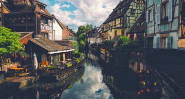 Colmar, Alsace, Fransa güzel kasabasında yansımaları ile sakin kanallar. Ortaçağ Küçük Venedik bölgesinde çarpıcı renkli süslenmiş cepheler