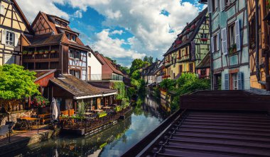 Colmar, Alsace, Fransa güzel kasabasında yansımaları ile sakin kanallar. Ortaçağ Küçük Venedik bölgesinde çarpıcı renkli süslenmiş cepheler