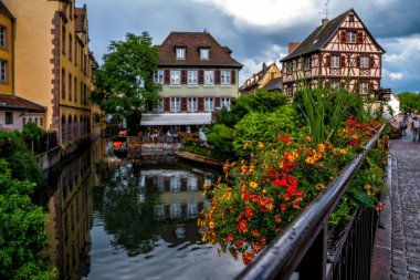 Colmar, Alsace bölgesinde ünlü Fransız kasabasında güzel yarı ahşap evler ve kalabalık sokakları ile eski şehir cityscaspe görünümü.