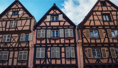 Colmar Eski Kasabası, Alsace, Fransa 'da geleneksel renkli yarı keresteli evler.