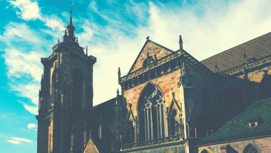 Colmar 'daki Aziz Martin Kilisesi, Alsace, Fransa' daki Haut Rhin. Renkli evleri ve nehir boyunca uzanan küçük caddeleri ve devasa Gotik katedrali ile ünlü Fransa 'daki kentin kenar mahalle manzarası.