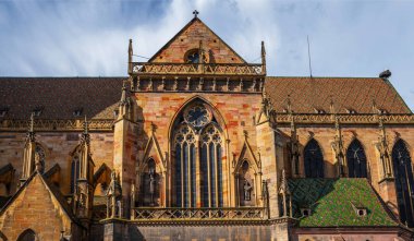 Colmar 'daki Aziz Martin Kilisesi, Alsace, Fransa' daki Haut Rhin. Renkli evleri ve nehir boyunca uzanan küçük caddeleri ve devasa Gotik katedrali ile ünlü Fransa 'daki kentin kenar mahalle manzarası.