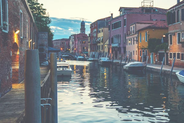 운하를 바라보며 이탈리아 베니스에 가옥들의 모습을 바라본다 아름다운 풍경이죠 유럽의 — 스톡 사진