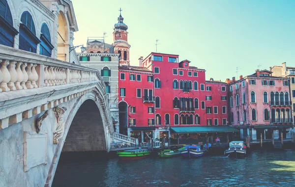 Kilátással Csatornára Hajók Gondolák Velence Olaszország Velence Egy Népszerű Idegenforgalmi — Stock Fotó
