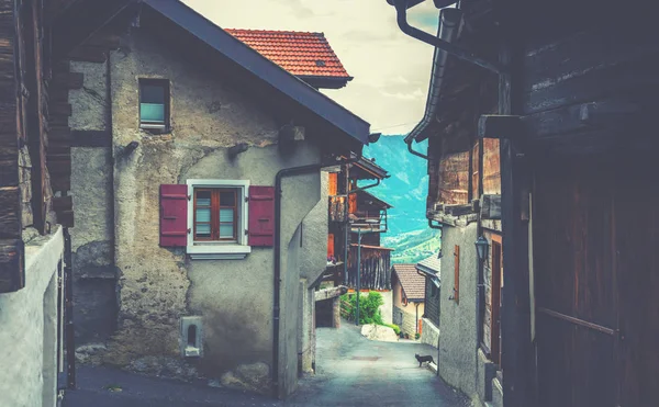 Alp Dağlarının Yamacında Evleri Olan Tipik Bir Sviçre Köyü — Stok fotoğraf