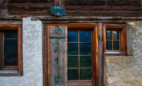 Geleneksel Sviçre Dağlık Köyündeki Eski Evin Duvarı Kırsal Dağ Dağ — Stok fotoğraf