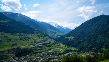 Baharda mavi gökyüzü olan güneşli bir günde, güzel, güneşli dağ zirveleri ve çayırlı, cennet gibi İsviçre Alp Dağları manzarası. Güzellik dünyası.