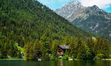 Champex-Lac Gölü 'nün üstündeki sıradağların manzarası harika. Resimli bir sahne. Popüler turist eğlencesi. İsviçre Alpleri, Avrupa. Güzellik dünyası.