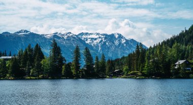Champex-Lac Gölü 'nün üstündeki sıradağların manzarası harika. Resimli bir sahne. Popüler turist eğlencesi. İsviçre Alpleri, Avrupa. Güzellik dünyası.