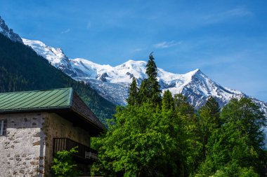 Chamonix yazın şehir merkezinde, Fransa. Alps dağlarındaki ünlü kayak merkezi. Yaz manzarası.