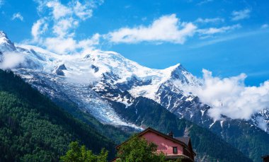 Chamonix yazın şehir merkezinde, Fransa. Alps dağlarındaki ünlü kayak merkezi. Yaz manzarası.