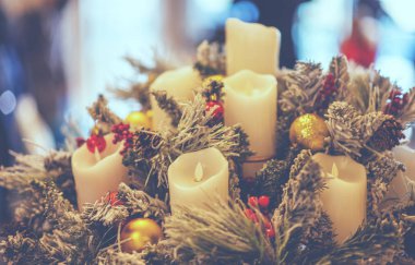 Noel ya da yeni yıl süsleri ile sakin bir hayat. Kış dekorasyonunda Noel süslemesi. Noel ve Yeni Yıl tatili geçmişi. Klasik renk tonu.