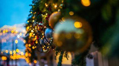 Yanıp sönen arka plan ile dekore edilmiş Noel ağacı Noel tatili.