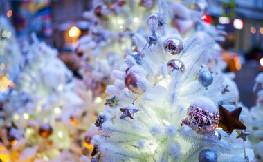 Atlıkarınca geleneksel Noel pazarına. Kış günü açık hava fuarı. Noel ve Yeni Yıl tatili geçmişi. Klasik renk tonu.