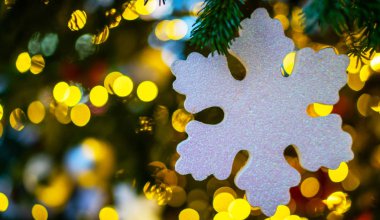 Parlak bir Noel geçmişi. Kış mevsimsel tatillerinde lüks süslemeli çelenk ışıkları. Neşeli Noel ışık gösterisi.