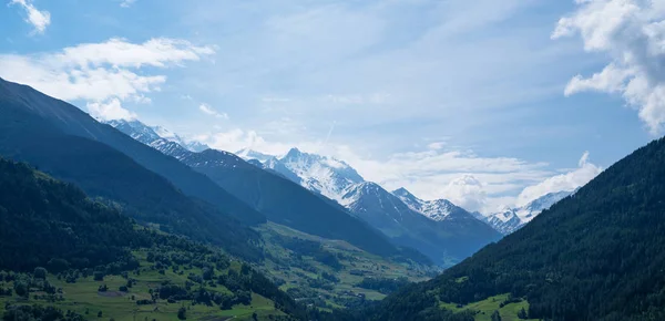 Schöne Aussicht Auf Die Idyllische Schweizer Bergwelt Mit Wiesen Und — Stockfoto