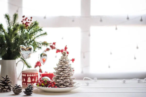 Noel kurabiyeleri ve şenlikli süslemeler. Ev yapımı Noel ve yeni yıl kurabiyesi.