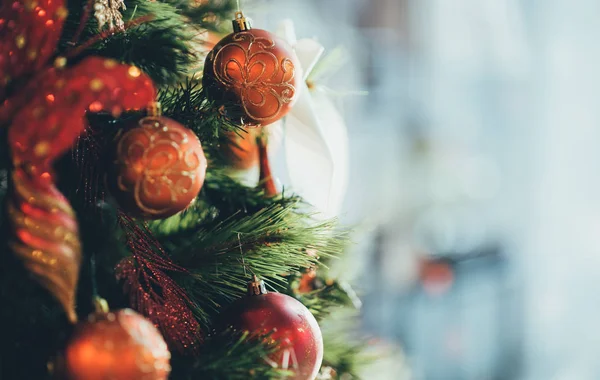 Karácsonyi Háttér Karácsonyfa Gyönyörű Fényes Ünnepi Díszek Ünnepi Utcai Dekoráció — Stock Fotó