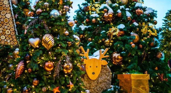 Díszített Kültéri Karácsonyfa Gyönyörű Ünnepi Elrendezése Friss Lucfenyő Golyókkal Karácsony — Stock Fotó