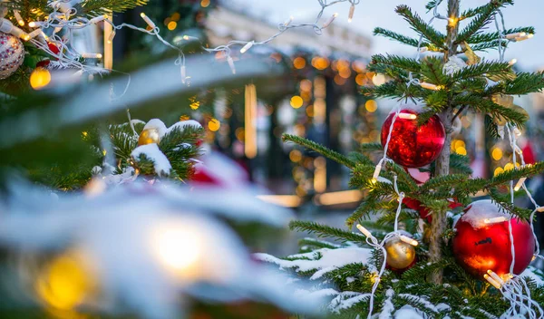 クリスマスの輝く背景 クリスマスライト休日明滅火花と新年抽象的な輝きの背景に焦点を当てた Blurred Bokeh — ストック写真